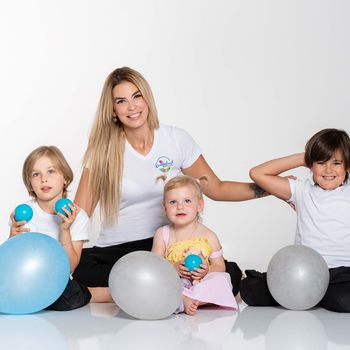 Tagesmutter mit 3 Kindern und Luftballons